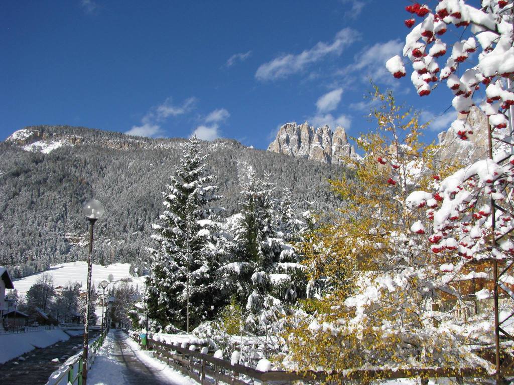 passeggiata lungo fiume a Pozza di Fassa